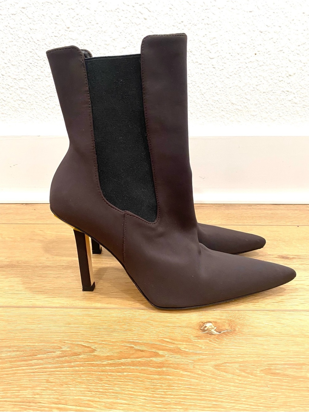 Good American Pointed Toe Chelsea Ankle Boots Brown Gold Heel Stiletto Size 9.5